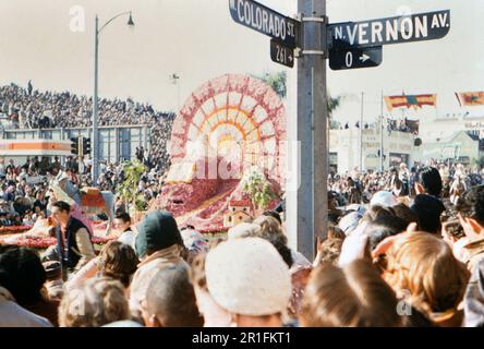 Die Menge beobachtet die Parade des Rosenturniers 1956 Stockfoto