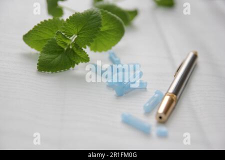 Konzeptbild von Lancets, einer Nadel, die Blut ohne Schmerzen entnehmen kann, und einer Waffe medizinisches Gerät in Form eines Scharfsinnes Stockfoto