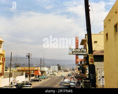 Straßenszene in Tijuana Mexiko ca. 1956 Stockfoto