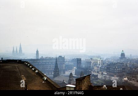 Blick auf Edinburgh Schottland von einem Dach ca. 1950-1955 Stockfoto