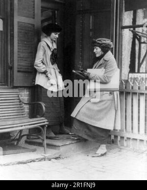 Archivfoto: Frau nimmt eine Volkszählung einer anderen Frau vor Haus ca. 1909-1932 Stockfoto