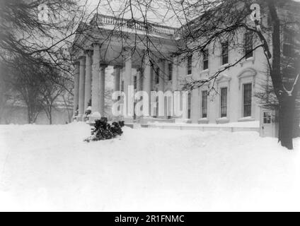 Archivfoto: Weißes Haus im Winter ca. 1909-1932 Stockfoto