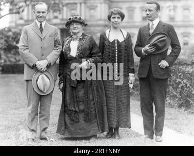 Archivfoto: Präsident Coolidge, Mutter Jones, Mrs. Coolidge und Theodore Roosevelt Jr. posierten auf dem Rasen des Weißen Hauses ca. 1924 Stockfoto