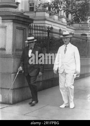 Archivfoto: Staatssekretär Henry L. Stimson und ehemaliger Geheimdienst. Frank B. Kellogg verlässt das State Dept am 25. Juli 1929 Stockfoto