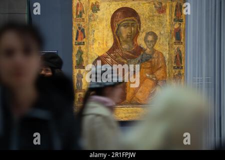 Bukarest, Rumänien. 13. Mai 2023: In der rumänischen mittelalterlichen Kunstgalerie des Rumänischen Nationalmuseums für Kunst während der langen Nacht der Museen in Bukarest sehen die Menschen das Symbol der Jungfrau und des Kindes Hodegetria umgeben von Propheten (1512-1513). Kredit: Lucian Alecu/Alamy Live News Stockfoto