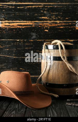 Cowboyhut, Lasso und Hufeisen auf Holzhintergrund Stockfoto