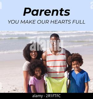 Komposition des glücklichen Elterntags Text über glückliche afroamerikanische Familie am Strand Stockfoto