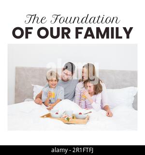 Zusammensetzung des glücklichen Elterntags Text über glückliche weiße Familie beim Frühstück im Bett Stockfoto