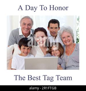 Zusammenstellung von Text zum Elterntag über glückliche weiße Familie mit Laptop Stockfoto