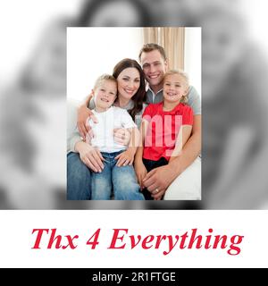 Zusammenstellung des glücklichen Elterntags-Textes über glückliche Kaukasierfamilien-Umarmung Stockfoto