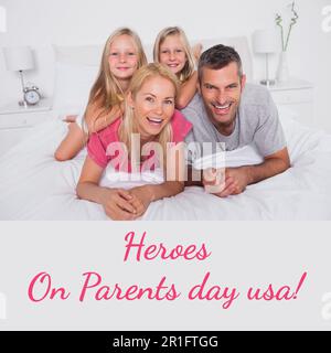 Zusammensetzung des glücklichen Elterntags Text über die glückliche weiße Familie, die auf dem Bett liegt Stockfoto