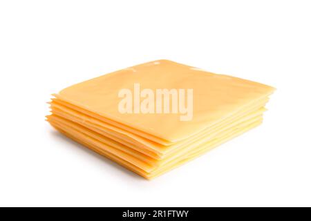 Scheiben von leckerem Schmelzkäse auf weißem Hintergrund Stockfoto