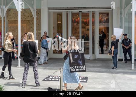 New York, Usa. 13. Mai 2023. NEW YORK, NY - MAI 13: Tierschutzprotestierende mit Schildern protestieren vor dem Dior-Laden auf der Fifth Avenue während eines Anti-Pelz-Protests am 13. Mai 2023 in New York City. Tierrechtsaktivisten unter der Führung von Rachel J Levy Ejsmont halten einen friedlichen Anti-Pelz-Protest in NYC, in dem Dior und Louis Vuitton protestiert, weil sie sich weigerten, pelzfrei zu gehen. Kredit: Ron Adar/Alamy Live News Stockfoto