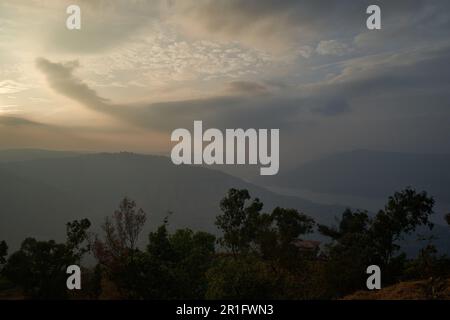 Ein Monsunabend an einem typischen Aussichtspunkt in Mahabaleshwar, Maharashtra, Indien. Stockfoto