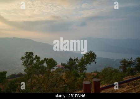 Ein Monsunabend an einem typischen Aussichtspunkt in Mahabaleshwar, Maharashtra, Indien. Stockfoto