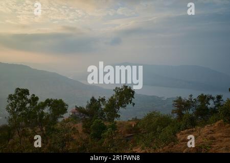 Ein Monsunabend an einem typischen Aussichtspunkt in Mahabaleshwar, Maharashtra, Indien. Stockfoto