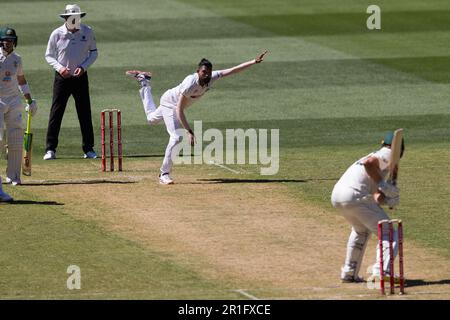 Melbourne, Australien, 26. Dezember 2020. Ravichandran Ashwin aus Indien bowlt am ersten Tag des zweiten Vodafone Test Cricket-Spiels zwischen Australien und Indien auf dem Melbourne Cricket Ground am 26. Dezember 2020 in Melbourne, Australien. Kredit: Dave Hewison/Dave Hewison Stockfoto