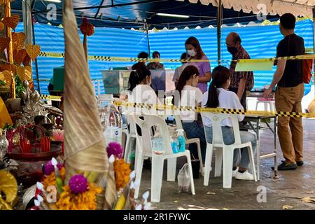 Bangkok, Thailand. 14. Mai 2023. Die Wähler geben ihre Stimmzettel in einem Wahllokal im Sathorn-Bezirk ab. In Thailand begannen die Parlamentswahlen am Sonntagmorgen (Ortszeit). Kredit: Carola Frentzen/dpa/Alamy Live News Stockfoto