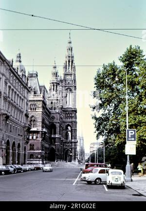 Straßenszene, Blick auf das Rathaus und die Votivkirche in Wien Österreich ca. 1972 Stockfoto