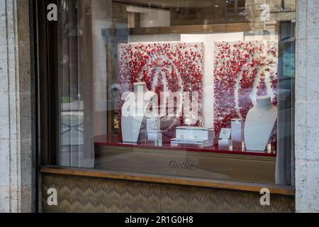 lyon , Aura Frankreich - 05 01 2023 : Cartier-Logo und Markentext Vorderfenster Fassade Boutique-Uhren mit feinem Schmuck Stockfoto