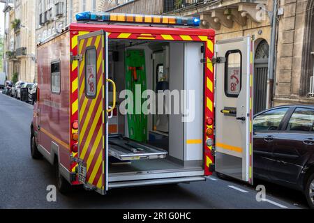 Bordeaux , Aquitaine France - 02 27 2023 : Ambulanz rote Feuerwehrmann van Rettungs- und Opferhilfe Fahrzeug Feuerwehrmann mit offener Tür innen Stockfoto