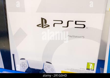 Bordeaux , Aquitaine France - 05 09 2023 : Sony ps 5 PlayStation 5 Home Videospielkonsole Textlogo und Markenzeichen PS5 von Sony Group Wireless Game Stockfoto
