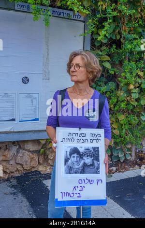 Haifa, Israel - 13. Mai 2023: Eine Frau mit Anti-Kriegs-Zeichen. 19. Woche regierungsfeindlicher Proteste in Haifa, Israel Stockfoto