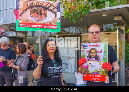 Haifa, Israel - 13. Mai 2023: Gruppe von Menschen mit Antikriegssignalen. 19. Woche regierungsfeindlicher Proteste in Haifa, Israel Stockfoto