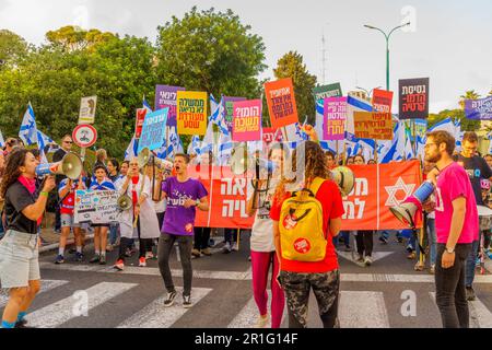 Haifa, Israel - 13. Mai 2023: Menschen marschieren mit Flaggen und verschiedenen Zeichen. 19. Woche regierungsfeindlicher Proteste in Haifa, Israel Stockfoto