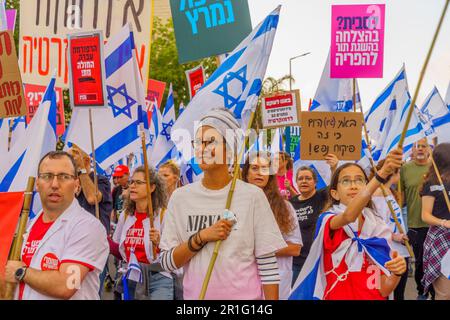 Haifa, Israel - 13. Mai 2023: Menschen marschieren mit Flaggen und verschiedenen Zeichen. 19. Woche regierungsfeindlicher Proteste in Haifa, Israel Stockfoto
