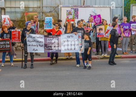 Haifa, Israel - 13. Mai 2023: Gruppe von Menschen mit Antikriegssignalen. 19. Woche regierungsfeindlicher Proteste in Haifa, Israel Stockfoto