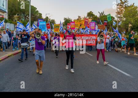 Haifa, Israel - 13. Mai 2023: Menschen marschieren mit Flaggen und verschiedenen Zeichen. 19. Woche regierungsfeindlicher Proteste in Haifa, Israel Stockfoto