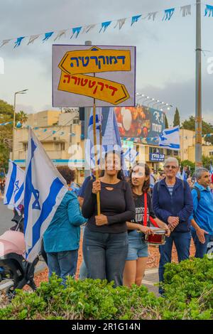 Haifa, Israel - 13. Mai 2023: Menschen marschieren mit Flaggen und verschiedenen Zeichen. 19. Woche regierungsfeindlicher Proteste in Haifa, Israel Stockfoto