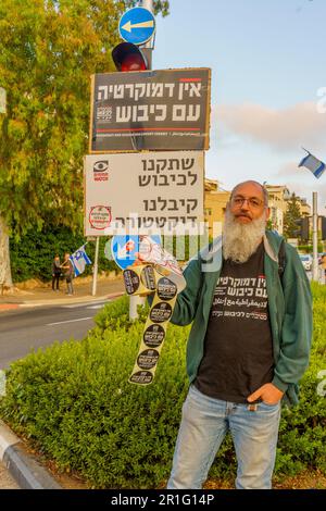 Haifa, Israel - 13. Mai 2023: Mann mit Anti-Besatzungszeichen. 19. Woche regierungsfeindlicher Proteste in Haifa, Israel Stockfoto