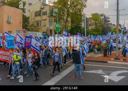 Haifa, Israel - 13. Mai 2023: Menschen marschieren mit Flaggen und verschiedenen Zeichen. 19. Woche regierungsfeindlicher Proteste in Haifa, Israel Stockfoto