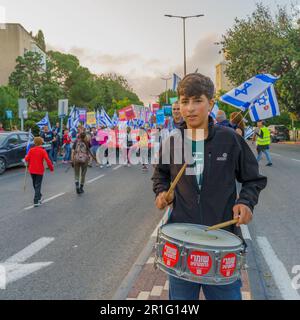 Haifa, Israel - 13. Mai 2023: Menschen marschieren mit Flaggen und verschiedenen Zeichen. 19. Woche regierungsfeindlicher Proteste in Haifa, Israel Stockfoto