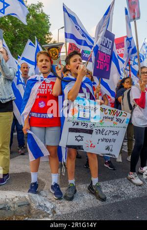 Haifa, Israel - 13. Mai 2023: Menschen marschieren mit Flaggen und verschiedenen Zeichen. 19. Woche regierungsfeindlicher Proteste in Haifa, Israel Stockfoto
