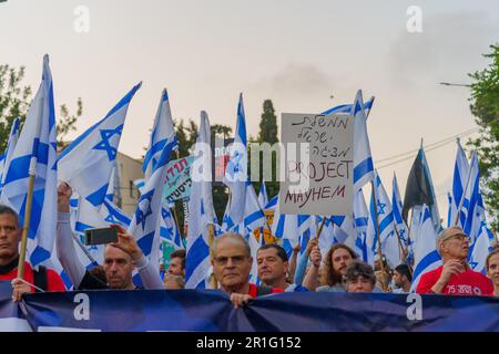 Haifa, Israel - 13. Mai 2023: Menschen marschieren mit Flaggen und verschiedenen Zeichen. 19. Woche regierungsfeindlicher Proteste in Haifa, Israel Stockfoto