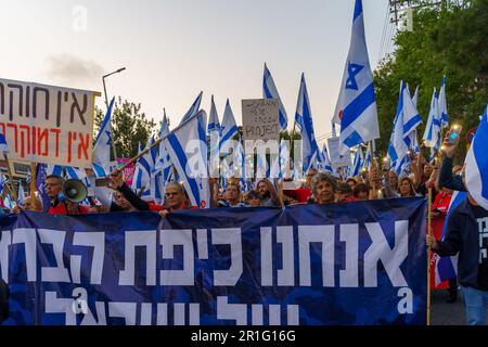 Haifa, Israel - 13. Mai 2023: Menschen marschieren mit Flaggen und verschiedenen Zeichen. 19. Woche regierungsfeindlicher Proteste in Haifa, Israel Stockfoto