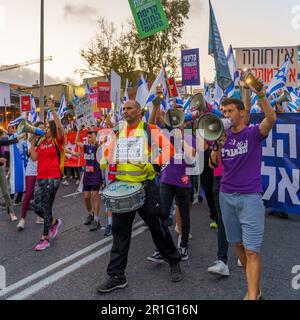Haifa, Israel - 13. Mai 2023: Menschen marschieren mit Flaggen und verschiedenen Zeichen. 19. Woche regierungsfeindlicher Proteste in Haifa, Israel Stockfoto