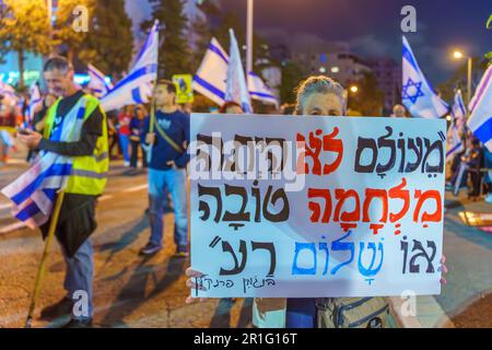 Haifa, Israel - 13. Mai 2023: Eine Frau mit Anti-Kriegs-Zeichen. 19. Woche regierungsfeindlicher Proteste in Haifa, Israel Stockfoto