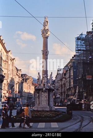 St. Annasäule steht im Stadtzentrum von Innsbruck auf der Maria-Theresien-Straße ca. 1976 Stockfoto