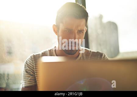 Händler, Laptop oder Mann im Café, der Nachrichten online liest der Börsenbericht für den Handel wird im Internet aktualisiert. Café-Bar, Fernarbeit oder Unternehmer Stockfoto