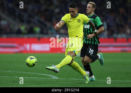 Mailand, Italien. 13. Mai 2023. Lautaro Martinez vom FC Internazionale in Aktion während des Fußballspiels der Serie A 2022/23 zwischen dem FC Internazionale und US Sassuolo im Giuseppe Meazza Stadium, Mailand, Italien am 13. Mai 2023 Kredit: Live Media Publishing Group/Alamy Live News Stockfoto
