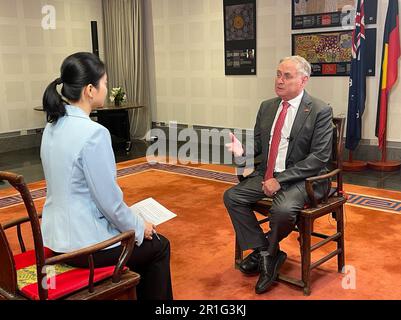 Peking, China. 12. Mai 2023. Der australische Handelsminister Don Farrell erhält ein Interview mit Xinhua in der australischen Botschaft in China in Peking, Hauptstadt von China, am 12. Mai 2023. Der chinesische Handelsminister hat Australien aufgefordert, gemeinsame Anstrengungen zu Unternehmen, um gemeinsame Interessen zu fördern, und die beiden Länder nachdrücklich aufgefordert, sich auf der Grundlage der Gleichheit und des gegenseitigen Nutzens mit den Anliegen der jeweils anderen Länder auseinanderzusetzen, so eine Erklärung des Handelsministeriums vom Samstag. Kredit: Xu Haijing/Xinhua/Alamy Live News Stockfoto