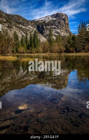 Im Yosemite-Nationalpark in der Sierra Nevada im kalifornischen Bundesstaat USA spiegelt sich North Dome nach dem Schneeschmelzen im Frühling wieder Stockfoto