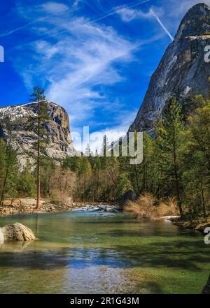 Spiegelsee nach Schneeschmelzen im Frühling, das berühmte Yosemite Valley im Yosemite National Park, Sierra Nevada Bergkette in Kalifornien, USA Stockfoto