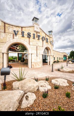 Das San Angelo Visitor Center befindet sich in der belebten texanischen Stadt und ist von einem wolkenreichen Himmel eingerahmt. Stockfoto