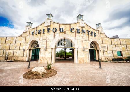 Das San Angelo Visitor Center befindet sich in der belebten texanischen Stadt und ist von einem wolkenreichen Himmel eingerahmt. Stockfoto