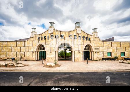 Das San Angelo Visitor Center befindet sich in der belebten texanischen Stadt und ist von einem wolkenreichen Himmel eingerahmt. Stockfoto